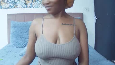 Snapshot of portableamber chatting on 17, 12, 2025 portableamber online show from 17, 12, 2025