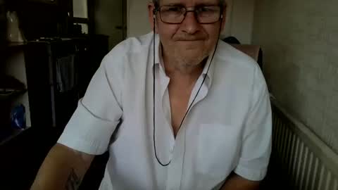 Snapshot of poshman65 chatting on 28, 10, 2025 poshman65 online show from 28, 10, 2025