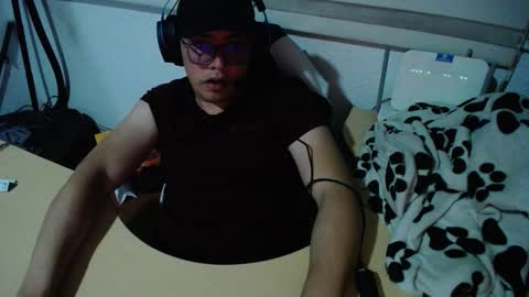 Snapshot of powerfulzeus2 chatting on 13, 9, 2025 powerfulzeus2 online show from 13, 9, 2025