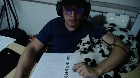 Snapshot of powerfulzeus2 chatting on 15, 9, 2025 powerfulzeus2 online show from 15, 9, 2025