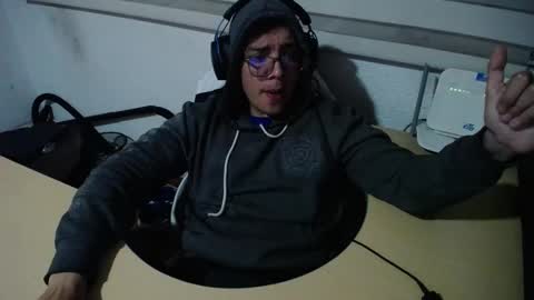 Snapshot of powerfulzeus2 chatting on 13, 11, 2025 powerfulzeus2 online show from 13, 11, 2025