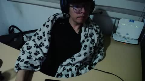 Snapshot of powerfulzeus2 chatting on 16, 11, 2025 powerfulzeus2 online show from 16, 11, 2025