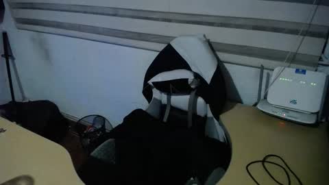 Snapshot of powerfulzeus2 chatting on 18, 12, 2025 powerfulzeus2 online show from 18, 12, 2025