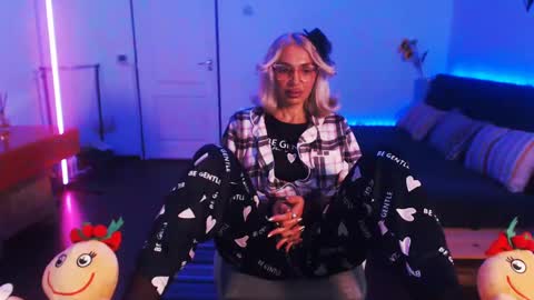 Snapshot of preggyhotmommy chatting on 12, 12, 2024 Victoria online show from 12, 12, 2024