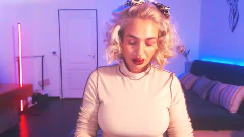 Snapshot of preggyhotmommy chatting on 7, 1, 2025 Victoria online show from 7, 1, 2025