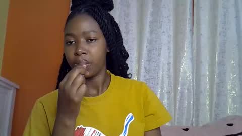 Snapshot of pretty_petite24 chatting on 27, 5, 2026 pretty_petite24 online show from 27, 5, 2026
