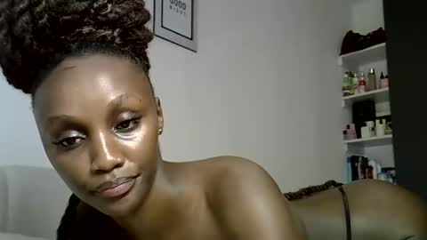 Snapshot of prettygee21 chatting on 8, 5, 2026 Pretty darkskin doll online show from 8, 5, 2026