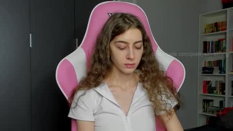 Snapshot of prettysomething chatting on 18, 9, 2025 Sophie next stream will be at Monday i will wait you guys online show from 18, 9, 2025