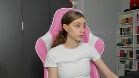 Snapshot of prettysomething chatting on 2, 10, 2025 Sophie next stream will be at Monday i will wait you guys online show from 2, 10, 2025