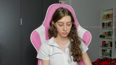 Snapshot of prettysomething chatting on 4, 10, 2025 Sophie next stream will be at Monday i will wait you guys online show from 4, 10, 2025