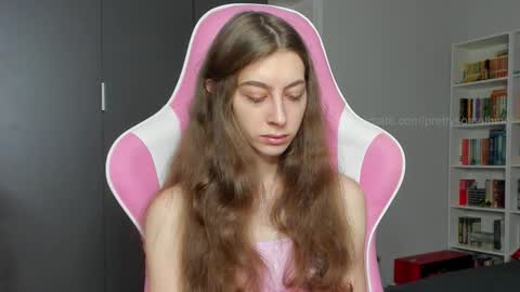 Snapshot of prettysomething chatting on 13, 10, 2025 Sophie next stream will be at Monday i will wait you guys online show from 13, 10, 2025