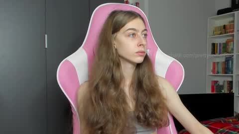 Snapshot of prettysomething chatting on 15, 10, 2025 Sophie next stream will be at Monday i will wait you guys online show from 15, 10, 2025