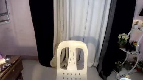 Snapshot of princess_luxe chatting on 4, 2, 2026 Cutie Princess online show from 4, 2, 2026