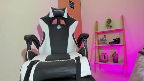 Your Queen Esthefi online show from 13, 1, 2025