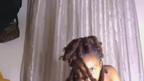 Snapshot of queen_leilani chatting on 10, 10, 2025 queen_leilani online show from 10, 10, 2025