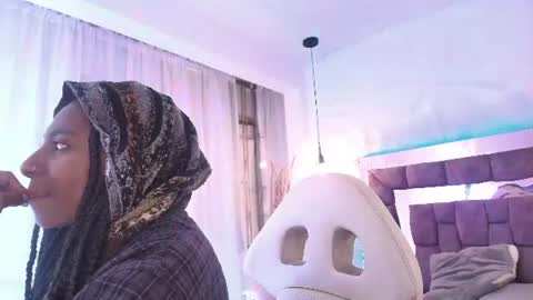Snapshot of queen_perla_ chatting on 10, 6, 2026 online show from 10, 6, 2026