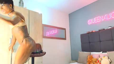 Snapshot of queenaliice chatting on 8, 10, 2025 ALICE online show from 8, 10, 2025