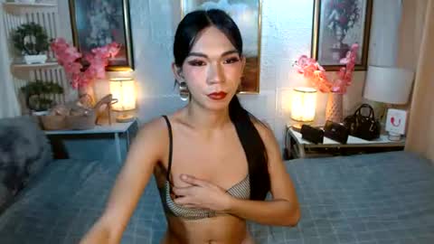 queennira online show from 22, 6, 2026