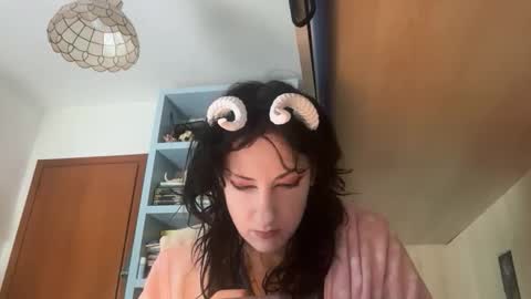 queenselket online show from 10, 4, 2026