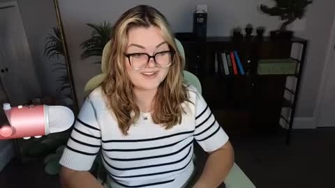 Snapshot of quervoqueen1 chatting on 10, 10, 2025 Bri online show from 10, 10, 2025