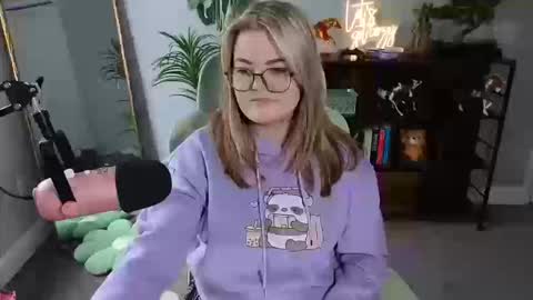 Snapshot of quervoqueen1 chatting on 18, 10, 2025 Bri online show from 18, 10, 2025