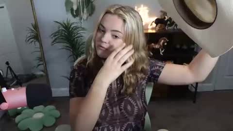 Snapshot of quervoqueen1 chatting on 28, 10, 2025 Bri online show from 28, 10, 2025