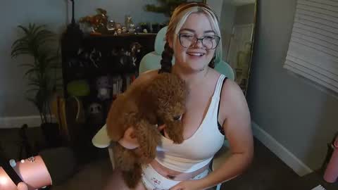 Snapshot of quervoqueen1 chatting on 22, 12, 2025 Bri online show from 22, 12, 2025