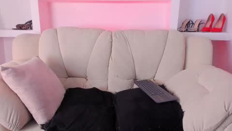 Snapshot of radiant_naomi chatting on 12, 11, 2025 Radiant Naomi online show from 12, 11, 2025