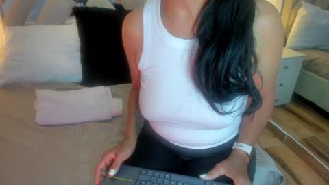 Snapshot of raquel_moore chatting on 2, 2, 2025 Raquel Moore online show from 2, 2, 2025