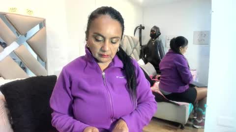 Raquel Moore  online show from 10, 11, 2025