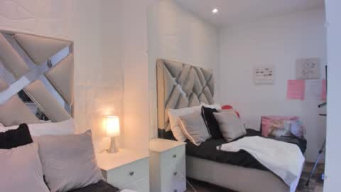 Raquel Moore  online show from 16, 3, 2026