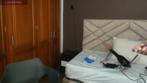 Snapshot of raqueljones_ chatting on 9, 10, 2025 Raquel online show from 9, 10, 2025