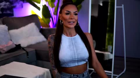 Raquelle online show from 3, 10, 2025