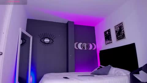 Snapshot of ravenwitch_ chatting on 4, 3, 2025 Raven Witch online show from 4, 3, 2025