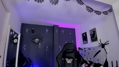 Snapshot of ravenwitch_ chatting on 29, 10, 2025 Raven Witch online show from 29, 10, 2025