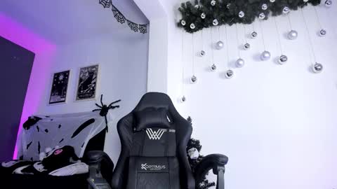 Snapshot of ravenwitch_ chatting on 4, 12, 2025 Raven Witch online show from 4, 12, 2025