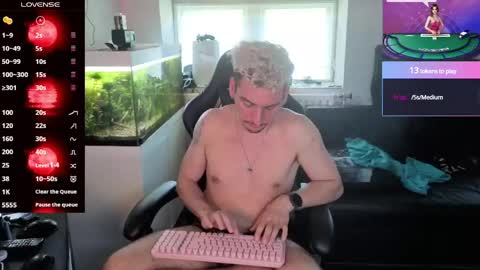 Snapshot of rayzel_white chatting on 5, 6, 2026 Rayzel White online show from 5, 6, 2026