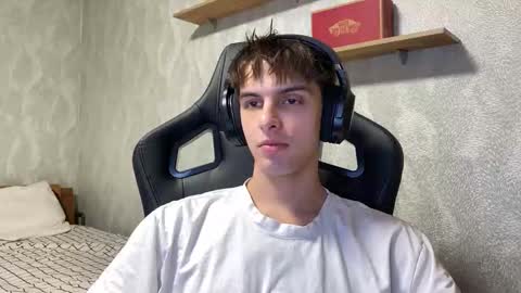 Snapshot of redbullshine chatting on 1, 10, 2025 redbullshine online show from 1, 10, 2025