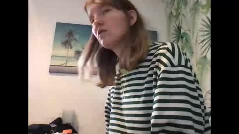 Snapshot of redfoxofficial chatting on 4, 12, 2025 Redfox online show from 4, 12, 2025