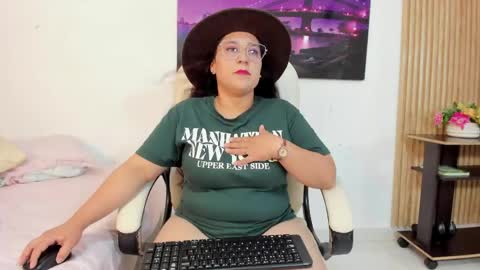 Snapshot of reina_mia1 chatting on 1, 5, 2026 Reina Mia online show from 1, 5, 2026