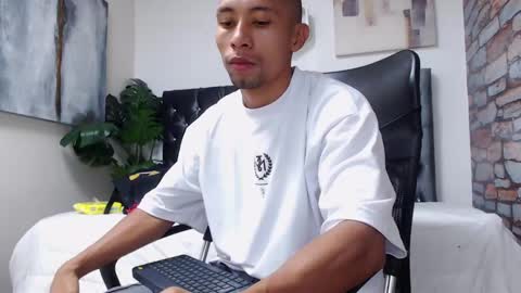 Snapshot of richar_voller chatting on 27, 12, 2024 richar_voller online show from 27, 12, 2024