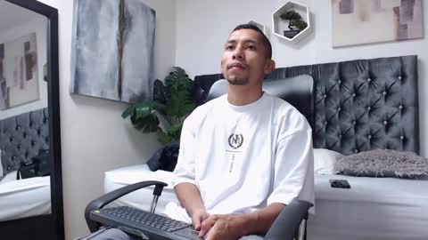 Snapshot of richar_voller chatting on 2, 1, 2025 richar_voller online show from 2, 1, 2025