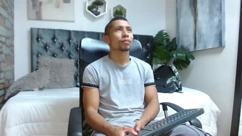 Snapshot of richar_voller chatting on 1, 2, 2025 richar_voller online show from 1, 2, 2025