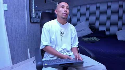 Snapshot of richar_voller chatting on 11, 10, 2025 richar_voller online show from 11, 10, 2025