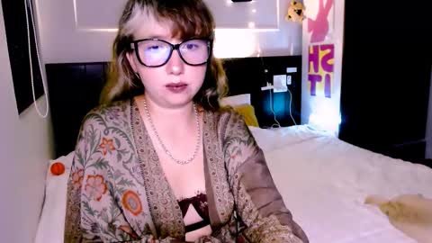 Snapshot of riri_rich chatting on 26, 10, 2025 Rita online show from 26, 10, 2025