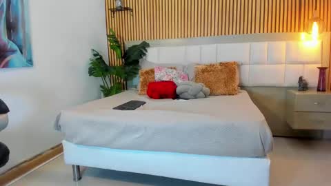 roseaurora online show from 4, 10, 2025