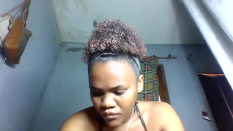 Snapshot of rosia22 chatting on 2, 10, 2025 rosia22 online show from 2, 10, 2025