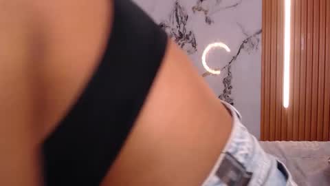 Snapshot of rosselyn_ chatting on 5, 1, 2026 Rossi Hill online show from 5, 1, 2026