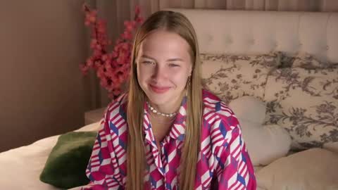 Anna Lokiss online show from 15, 9, 2025