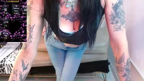 Snapshot of roxanne_vale chatting on 11, 5, 2026 Roxanne online show from 11, 5, 2026